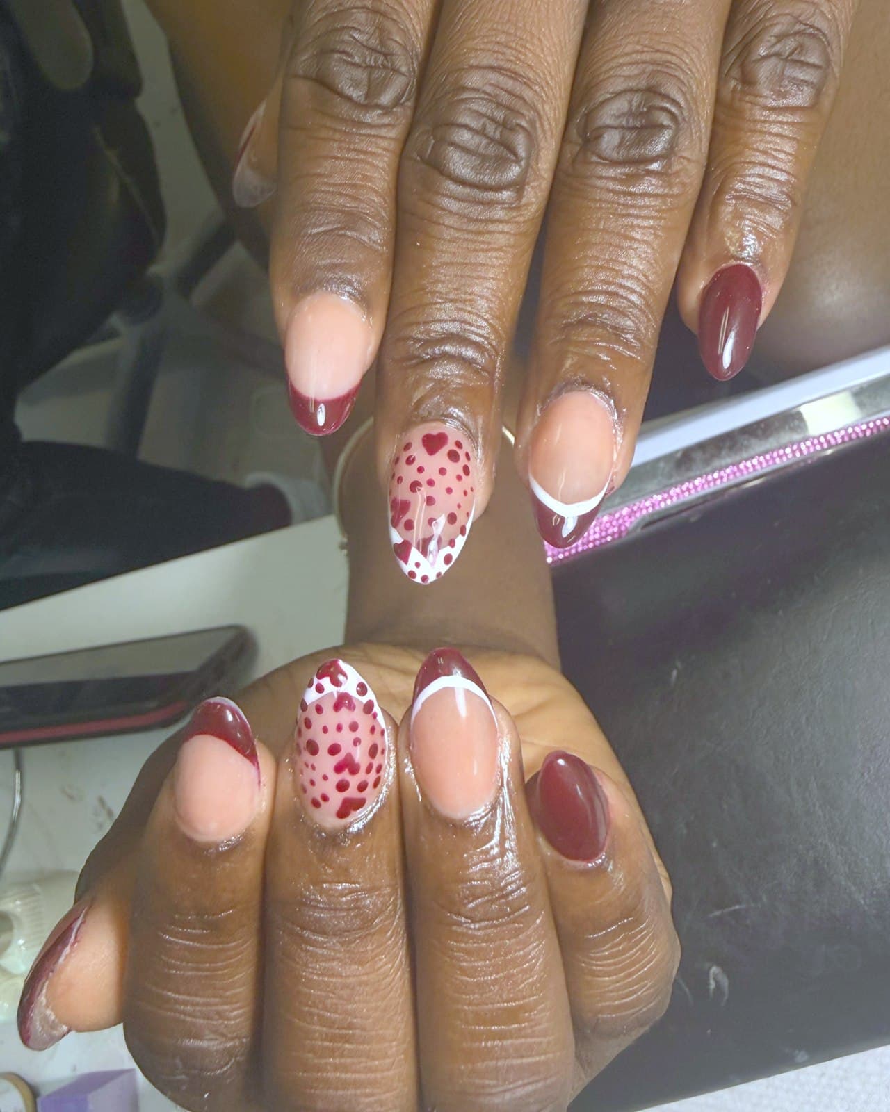 French bordeaux avec ongle accent nude à pois et cœurs bordeaux